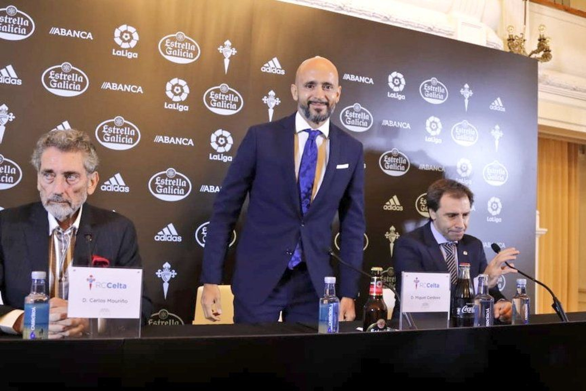 Miguel Cardoso troca o nome do clube pelo do rival durante a apresentação