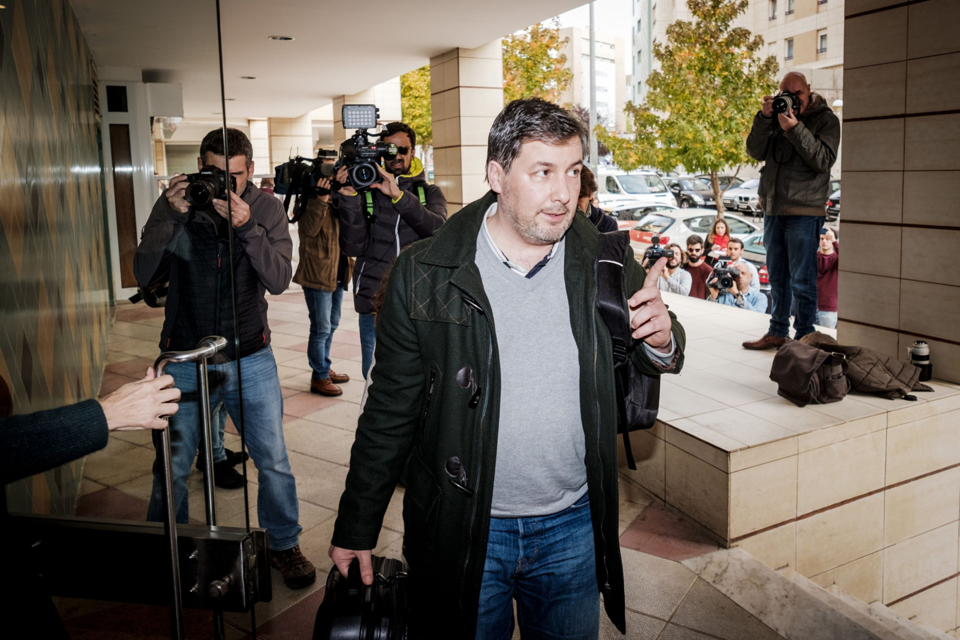 As imagens da chegada de Bruno de Carvalho a casa após quatro dias na GNR