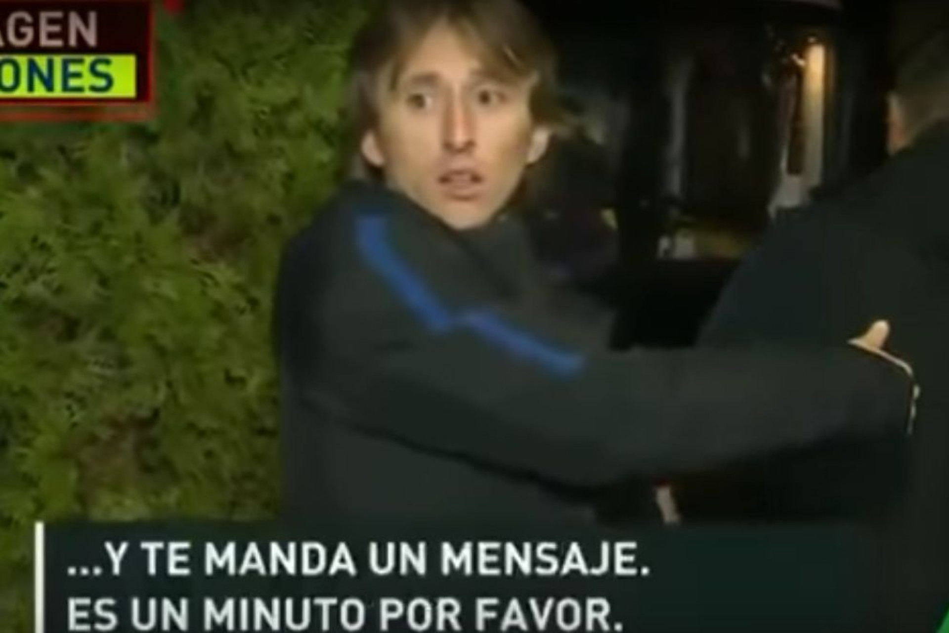 Modric acede a pedido de jornalista e o momento que se segue arrepia