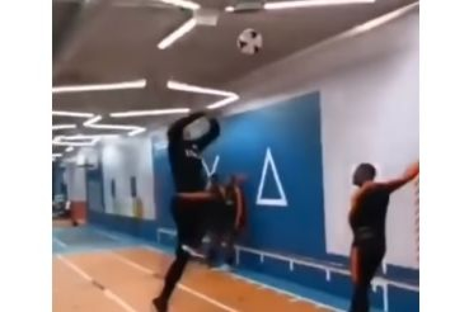 O impressionante salto de Van Dijk que já se tornou viral