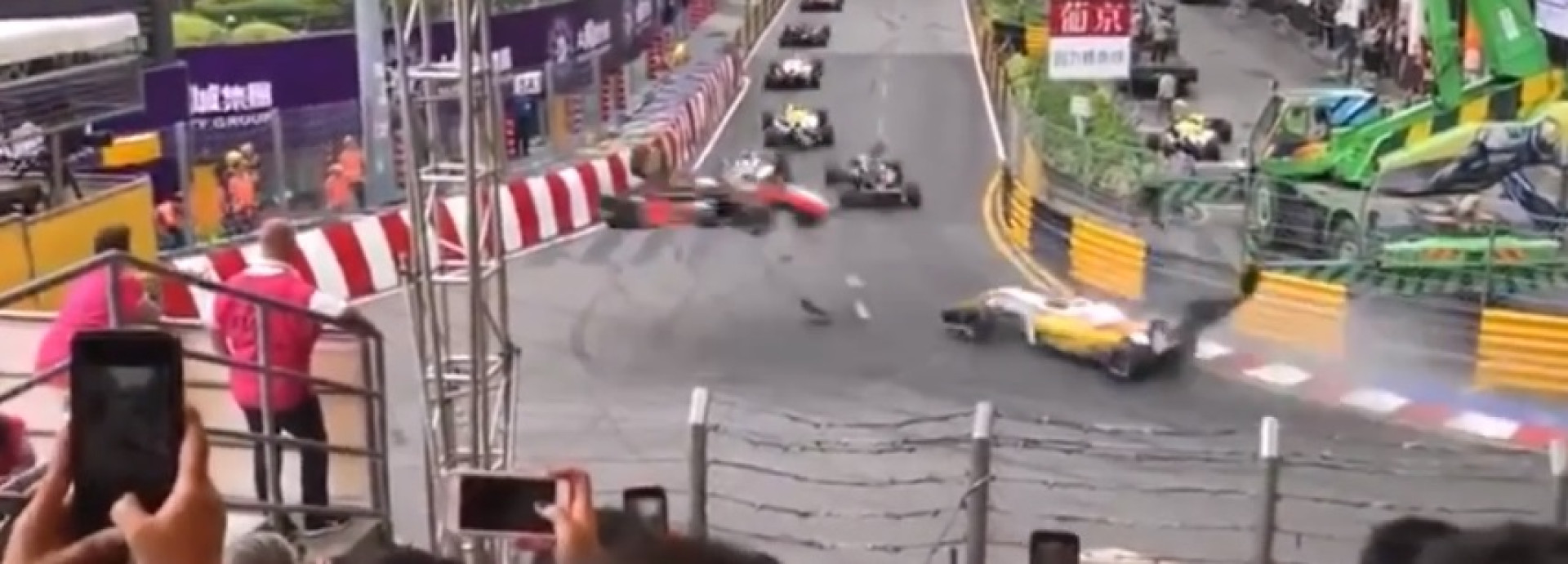 GP Macau: O momento em que carro voa para fora de pista e gera caos