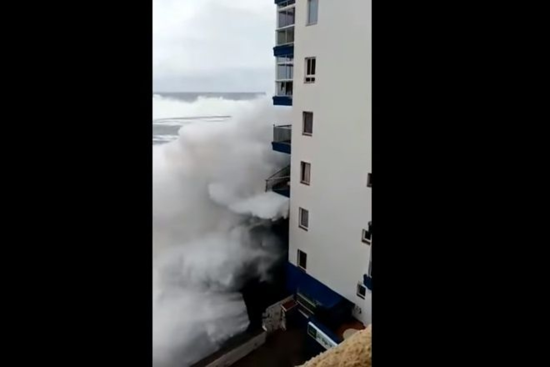 Ondas gigantes destroem varandas de prédio em Tenerife