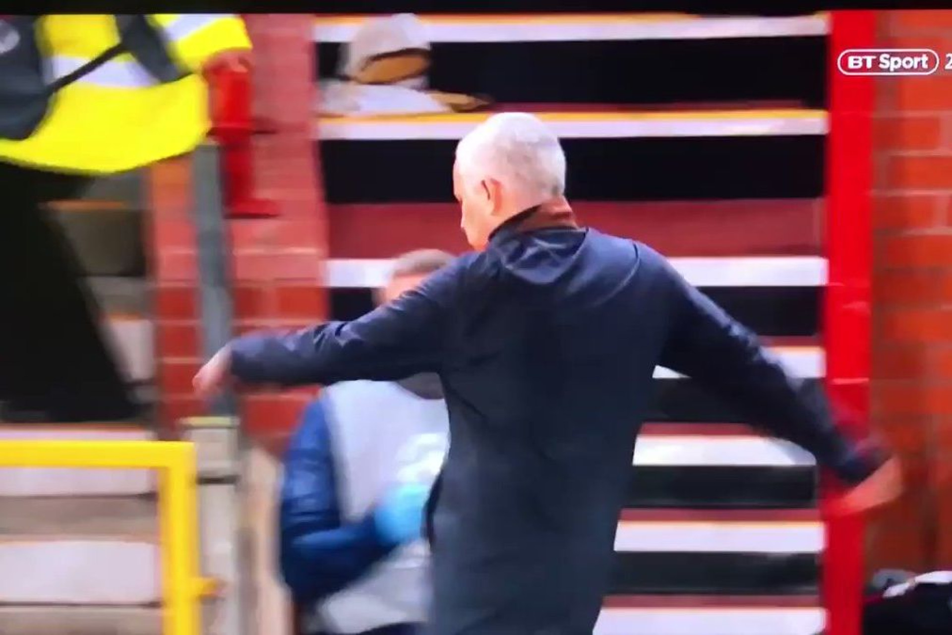 Vídeo: Mourinho 'perde a cabeça' após golo ao cair do pano de Fellaini