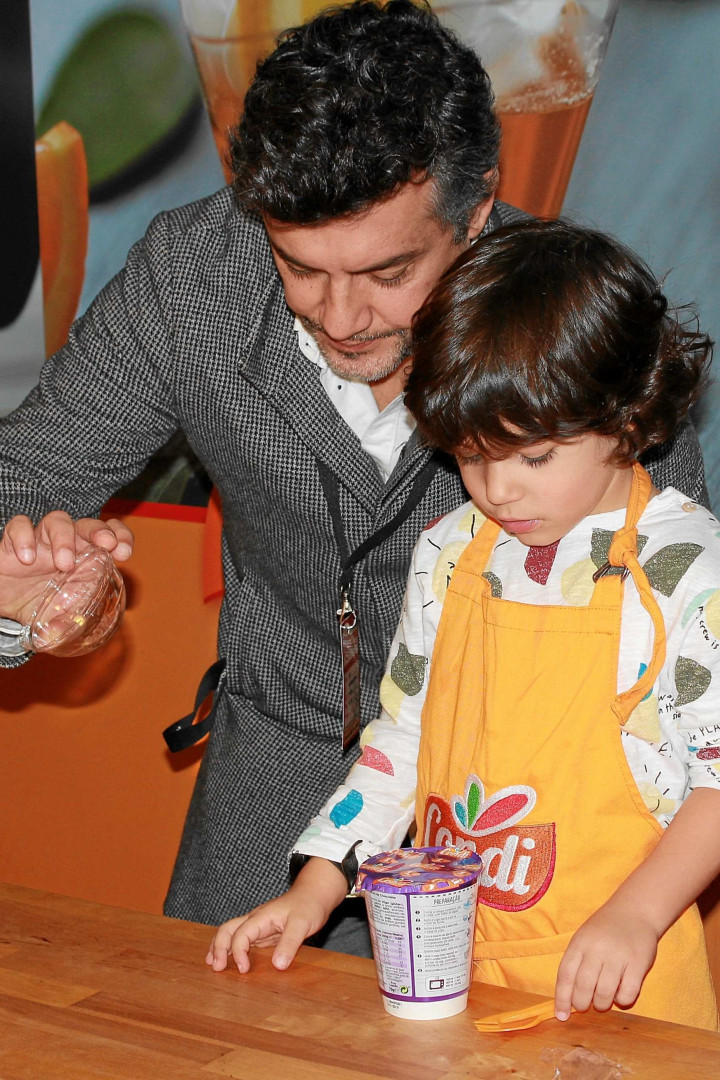 Filhos dos famosos metem as mãos na massa e fazem bolo de chocolate