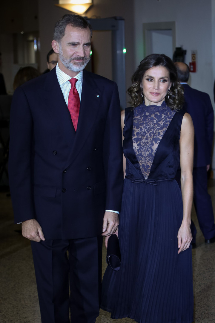 Rainha Letizia surpreende com 'decote' único em vestido