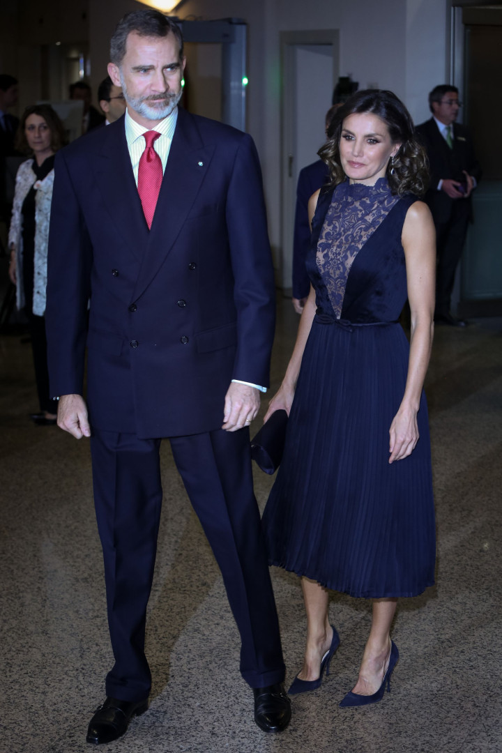 Rainha Letizia surpreende com 'decote' único em vestido