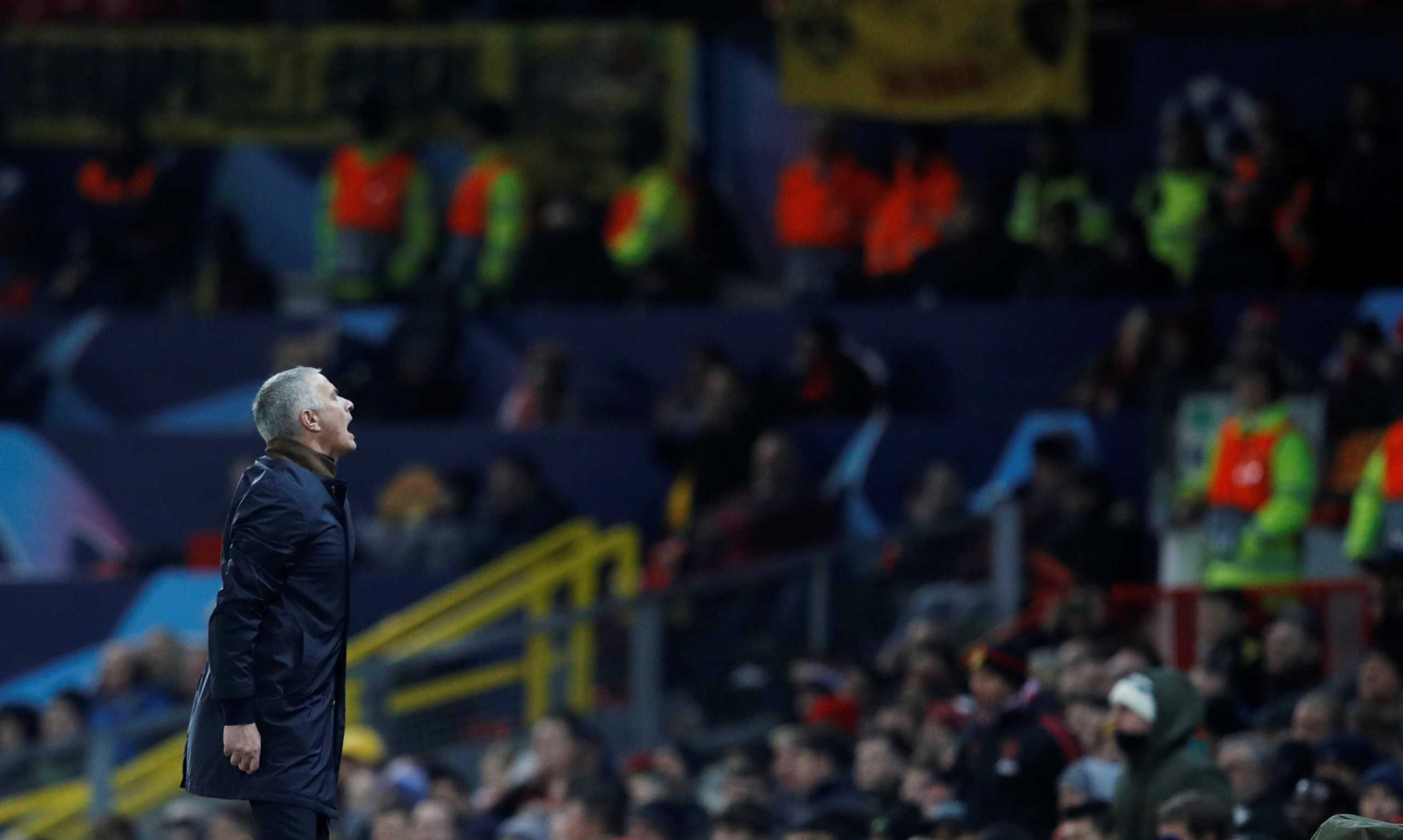 Mourinho: Pontapeia muro e assusta criança. O gesto depois torna-se viral
