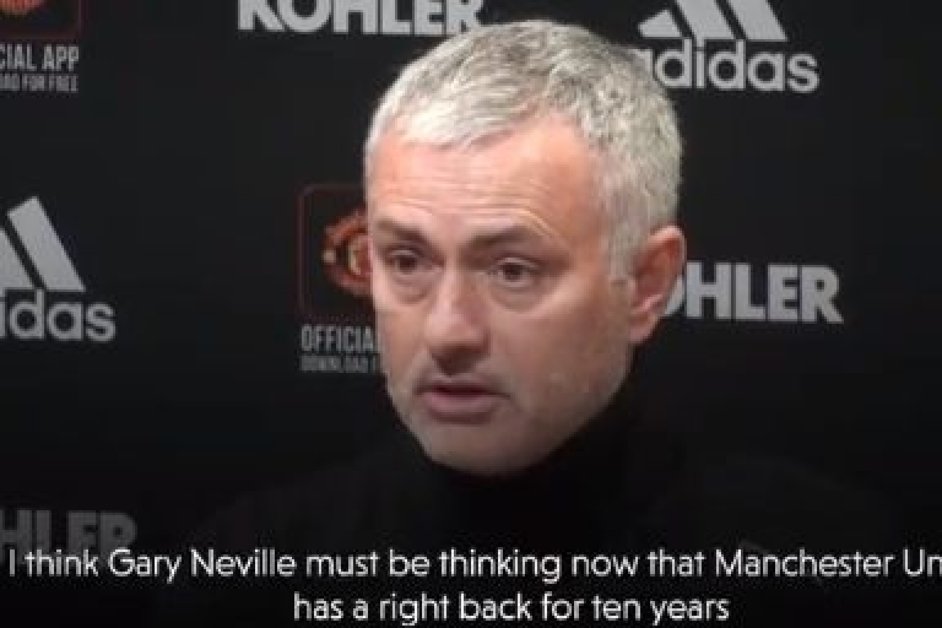 Mourinho elogia Diogo Dalot e 'envia' recado a Gary Neville