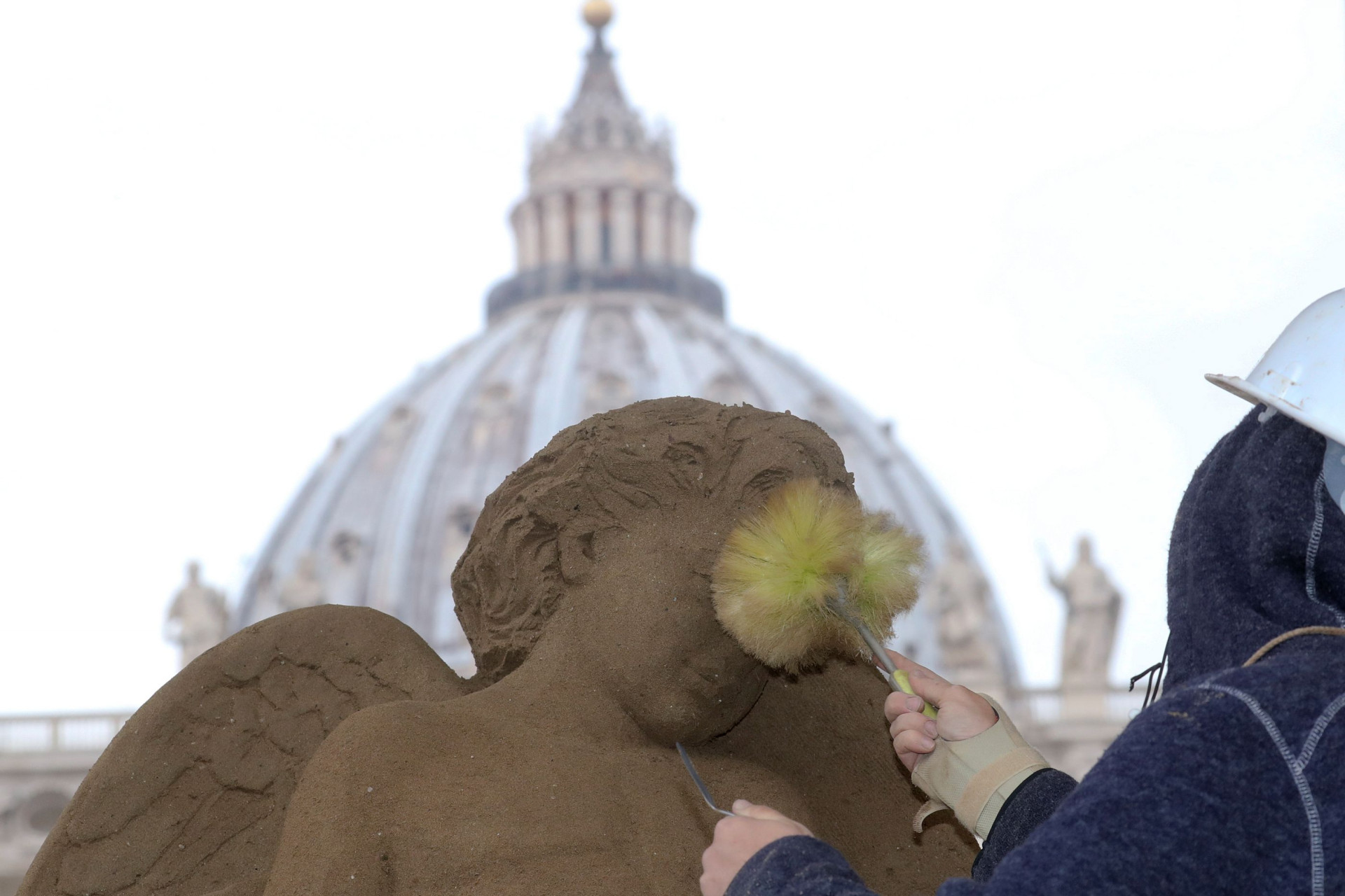Com 720 toneladas de areia se faz um presépio em pleno Vaticano
