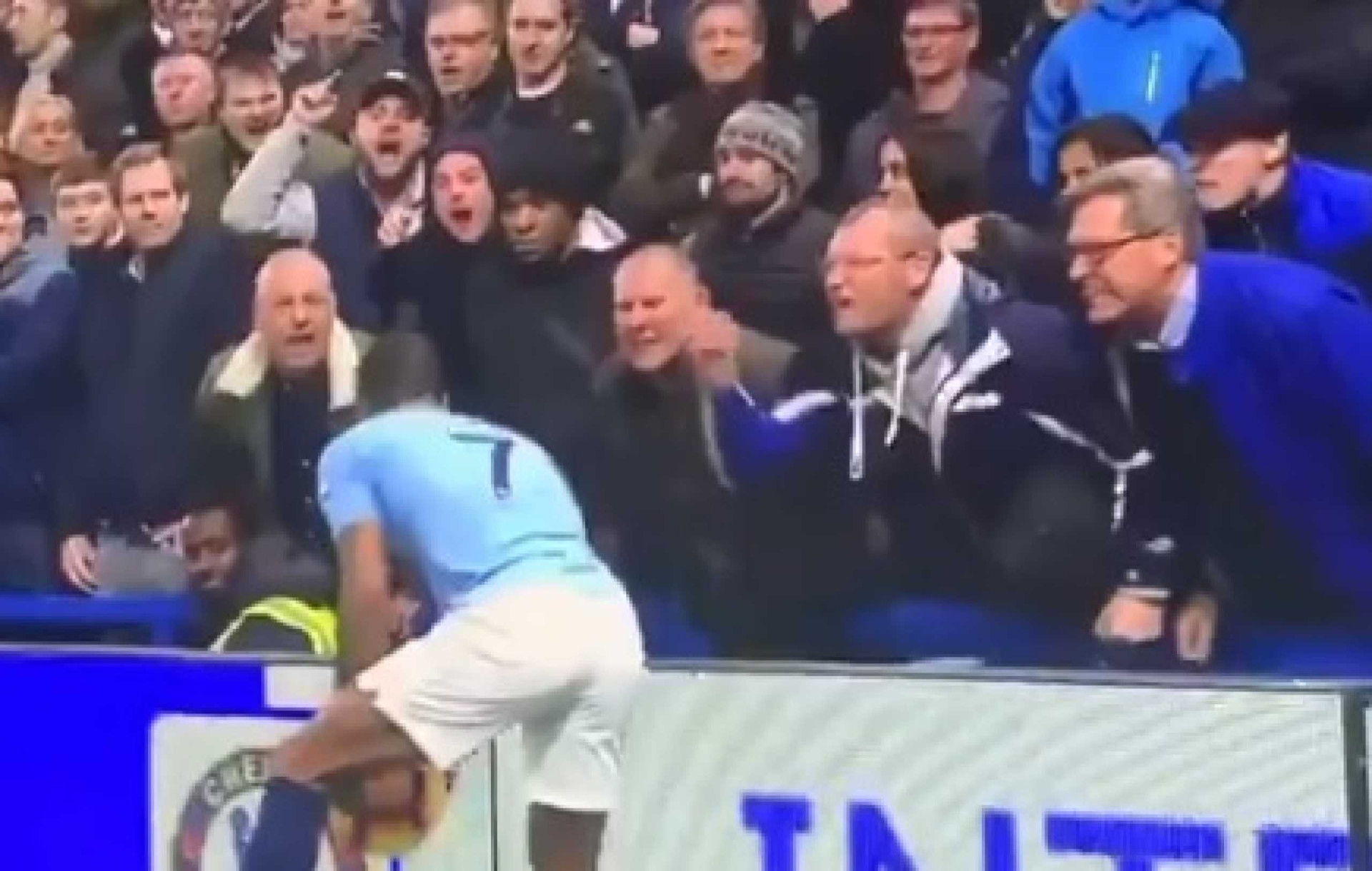 O minuto que envergonha o futebol: Sterling alvo de insultos racistas