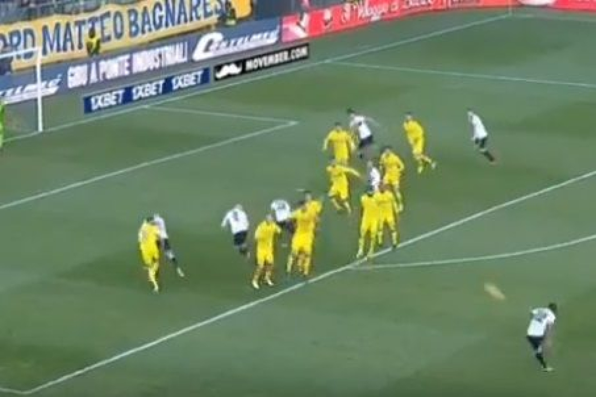 Bruno Alves marca livre direto de levantar o estádio