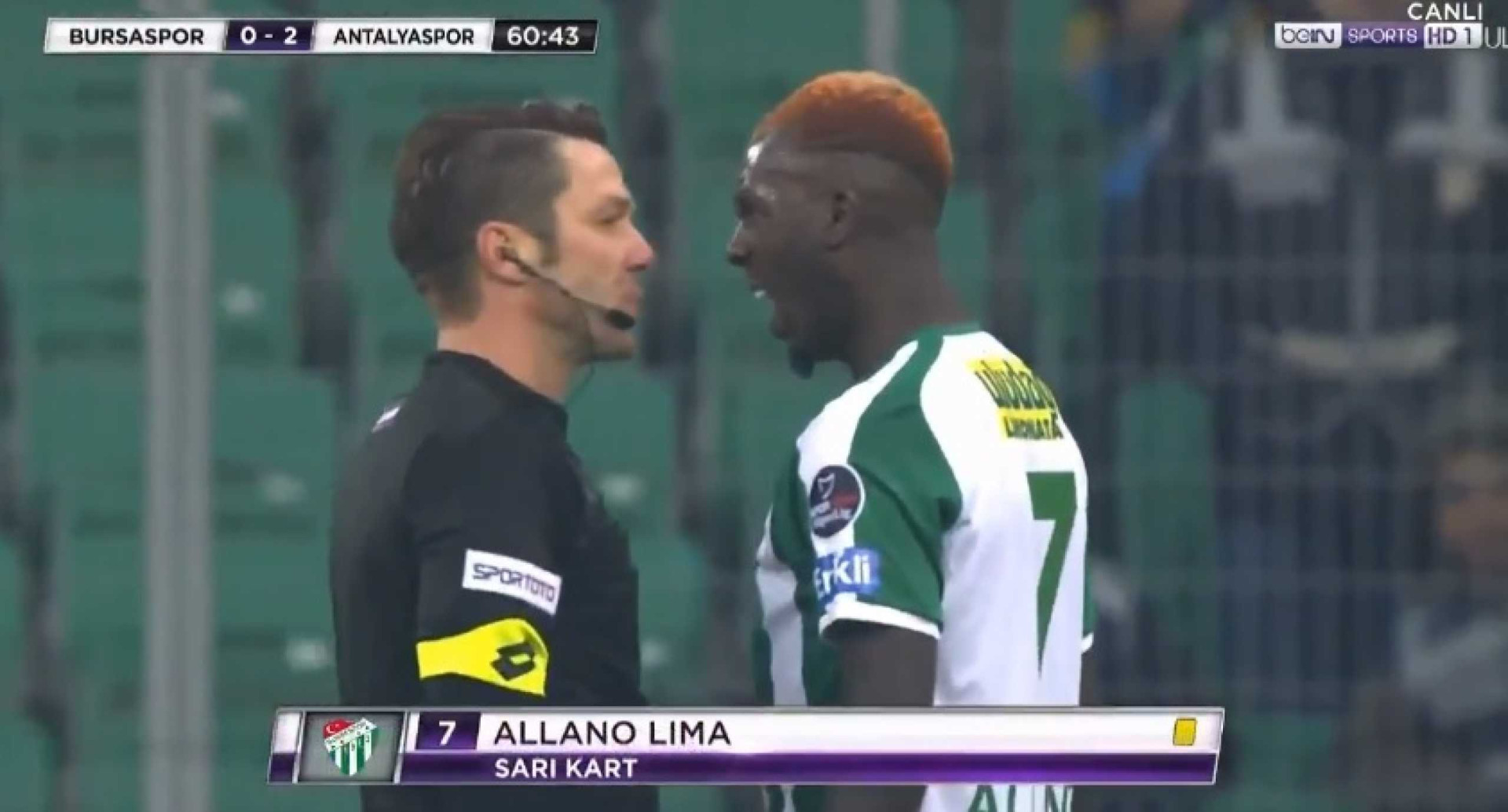 Árbitro turco mostra como se mete um jogador no sítio. Bastou um olhar