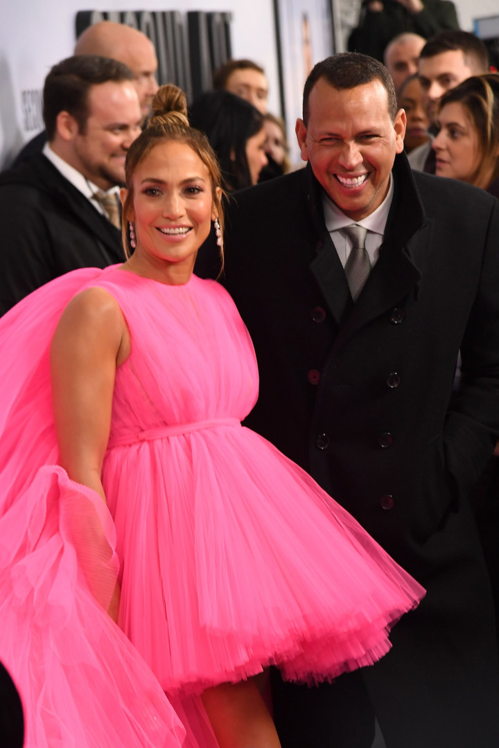 Look de Jennifer Lopez não passa despercebido durante estreia de filme