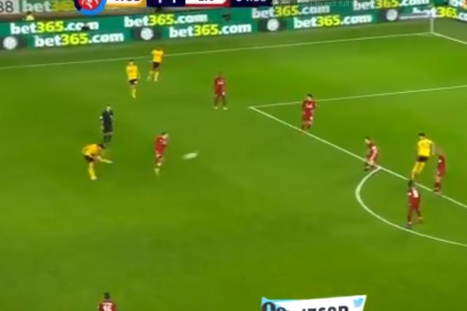 Remate do meio da rua e Rúben Neves marca ao Liverpool