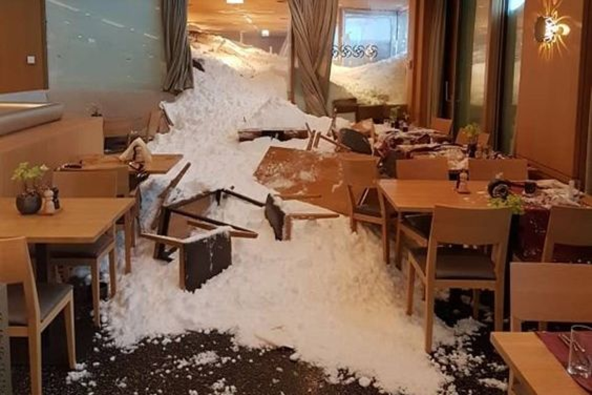 Avalancha atingiu hotel na Suíça e feriu três pessoas