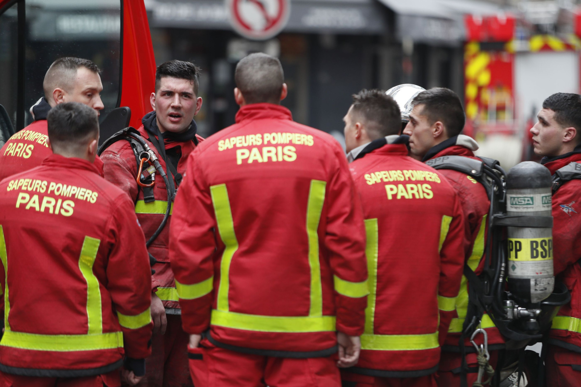 Explosão abalou manhã parisiense. Veja as imagens