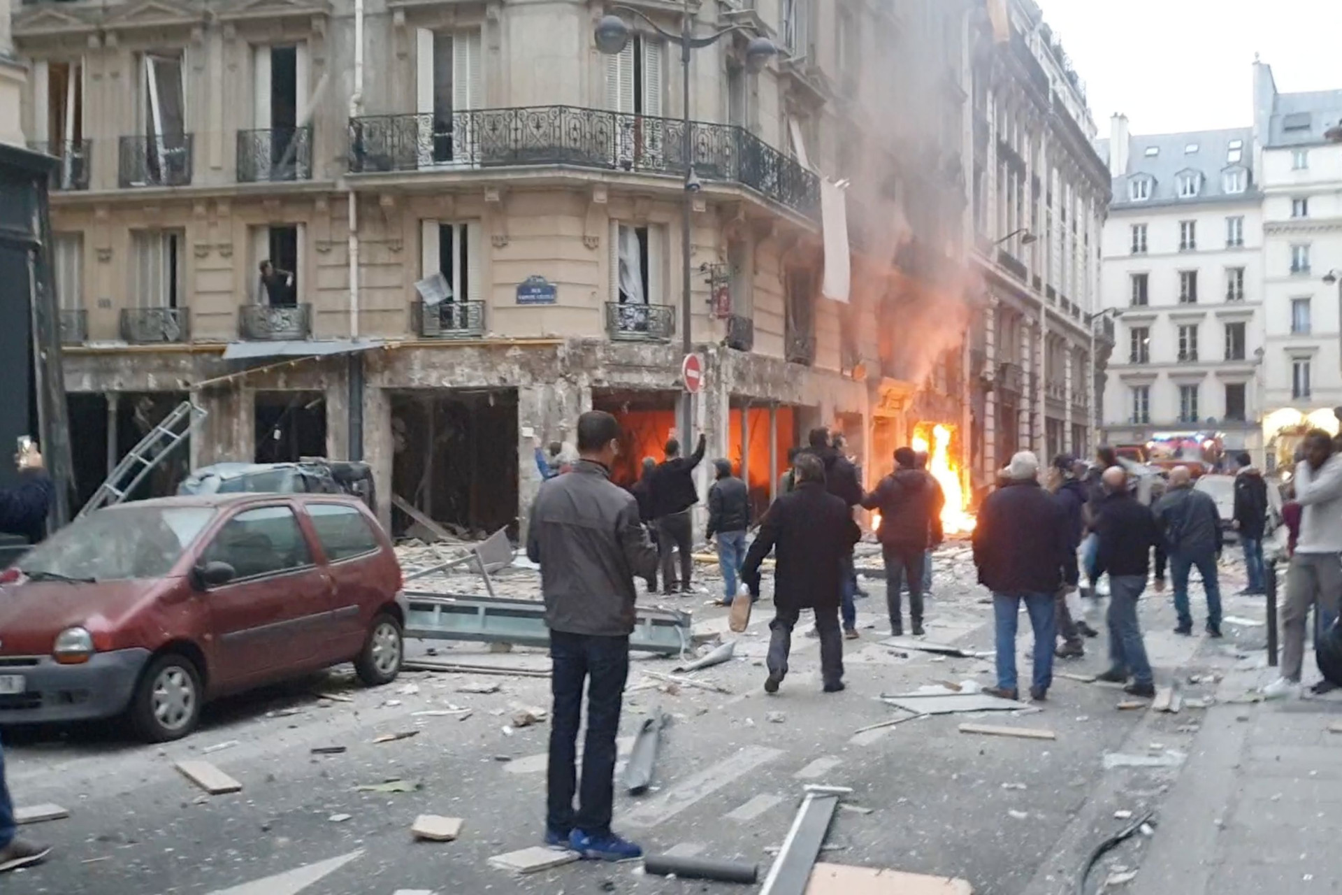 Explosão abalou manhã parisiense. Veja as imagens