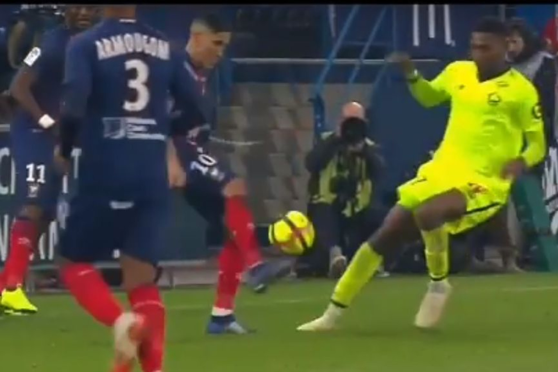 Rafael Leão quase 'partiu os rins' após o 'sombrero' sensacional do rival