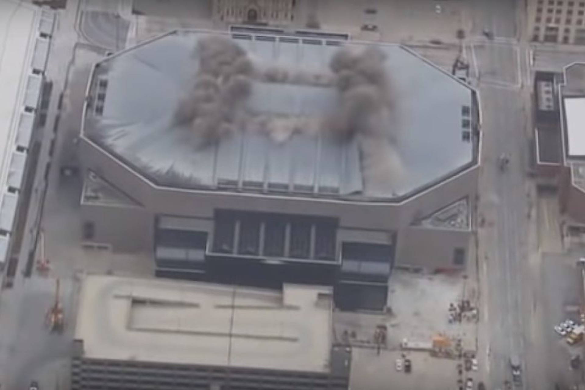 Monumental implosão: Assim caiu a antiga casa dos Milwaukee Bucks