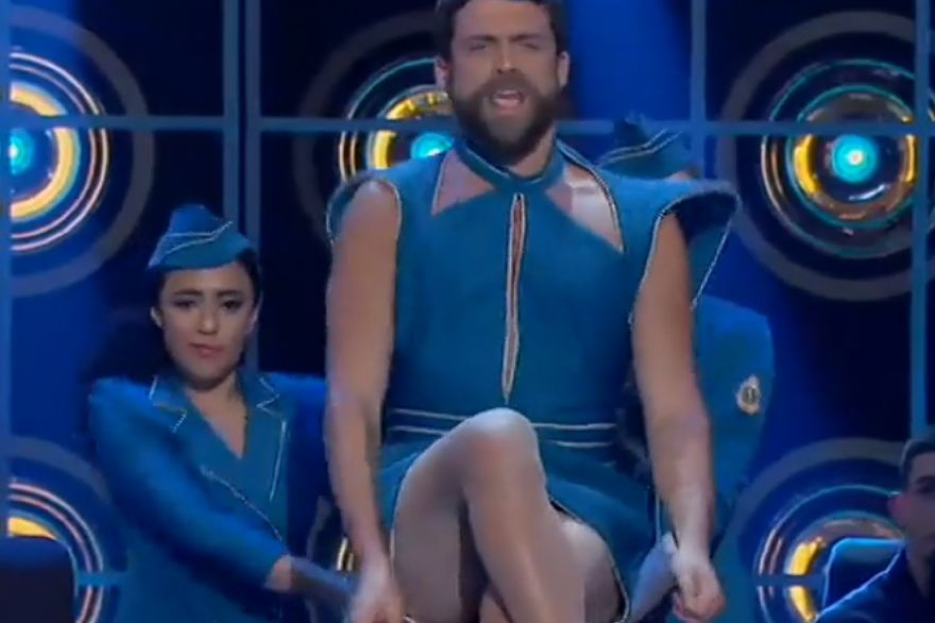 Diogo Amaral vestido de Britney Spears e Clara de Sousa em modo Madonna