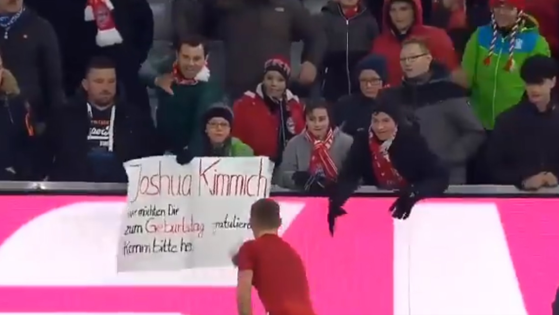 Adulto roubou camisola de Kimmich a jovem adepto. E depois aconteceu isto