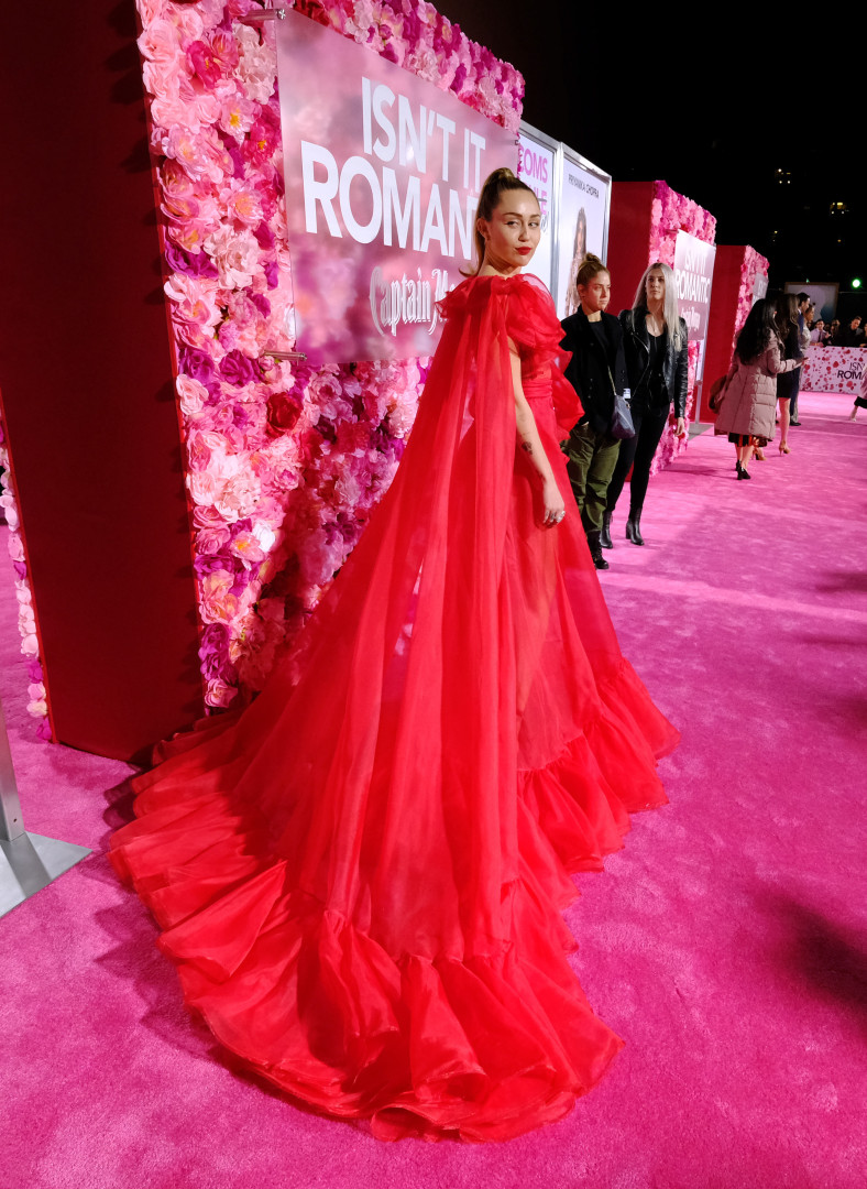 Miley Cyrus deslumbra com look vermelho e transparente