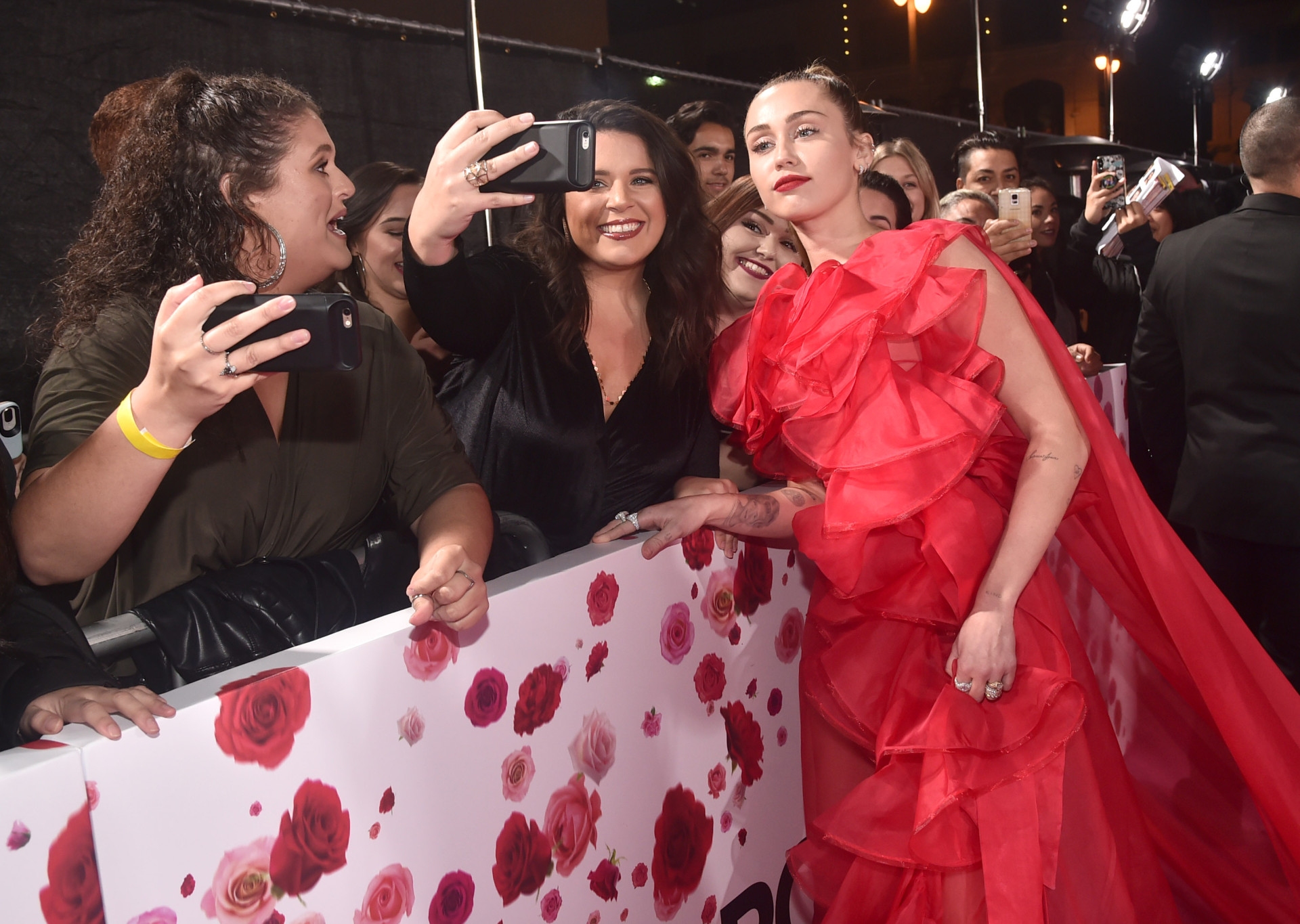 Miley Cyrus deslumbra com look vermelho e transparente