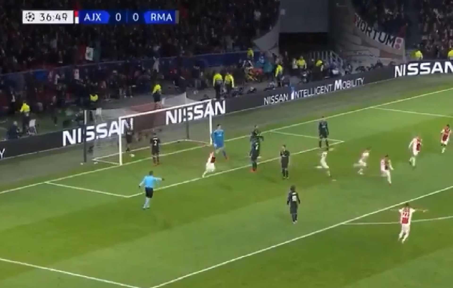 O 1.º golo anulado pelo VAR na Champions aconteceu no Ajax-Real Madrid