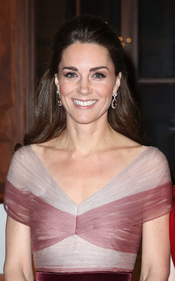 Kate Middleton não falha: Duquesa deslumbra com vestido de gala