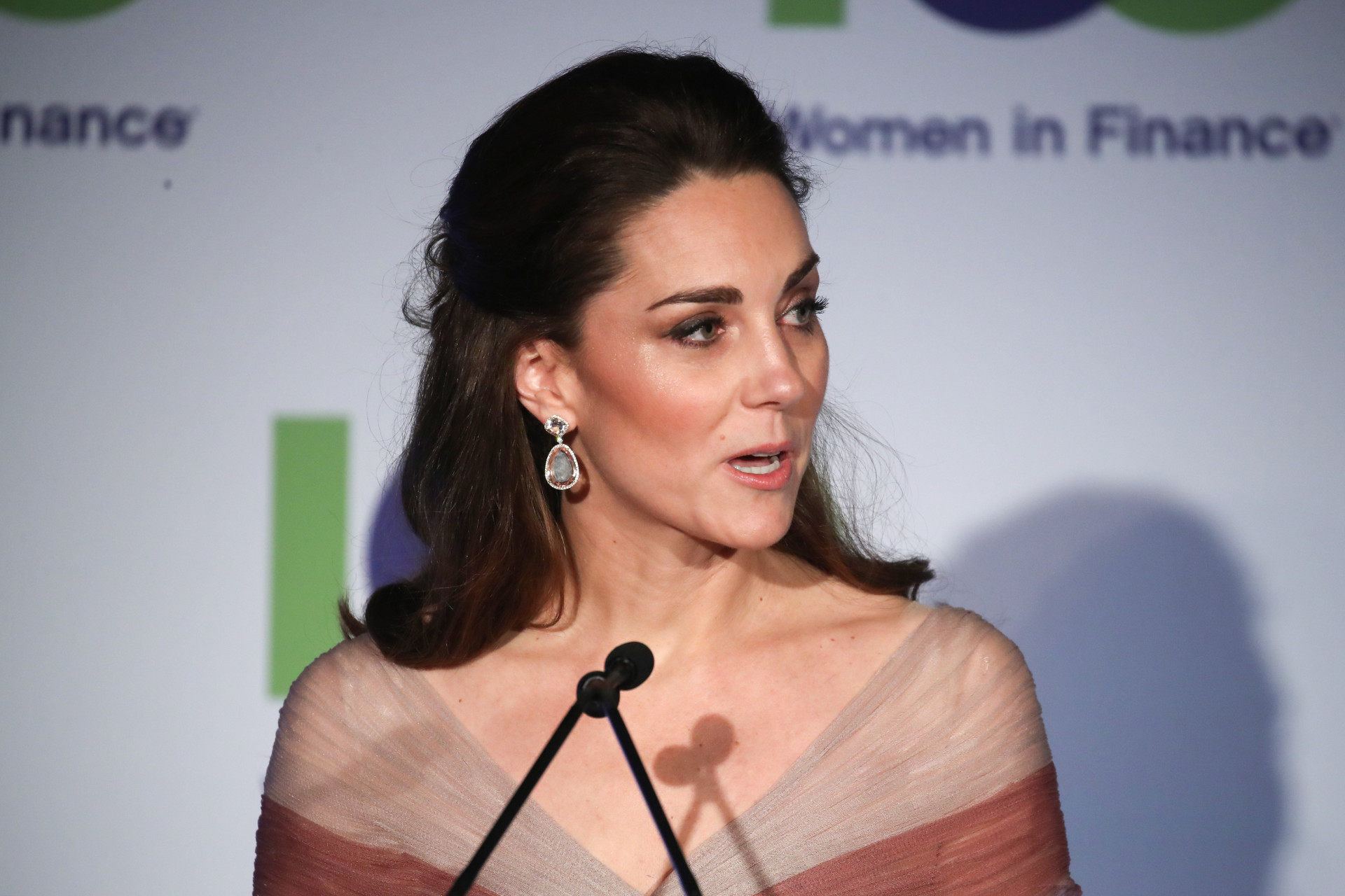 Kate Middleton não falha: Duquesa deslumbra com vestido de gala