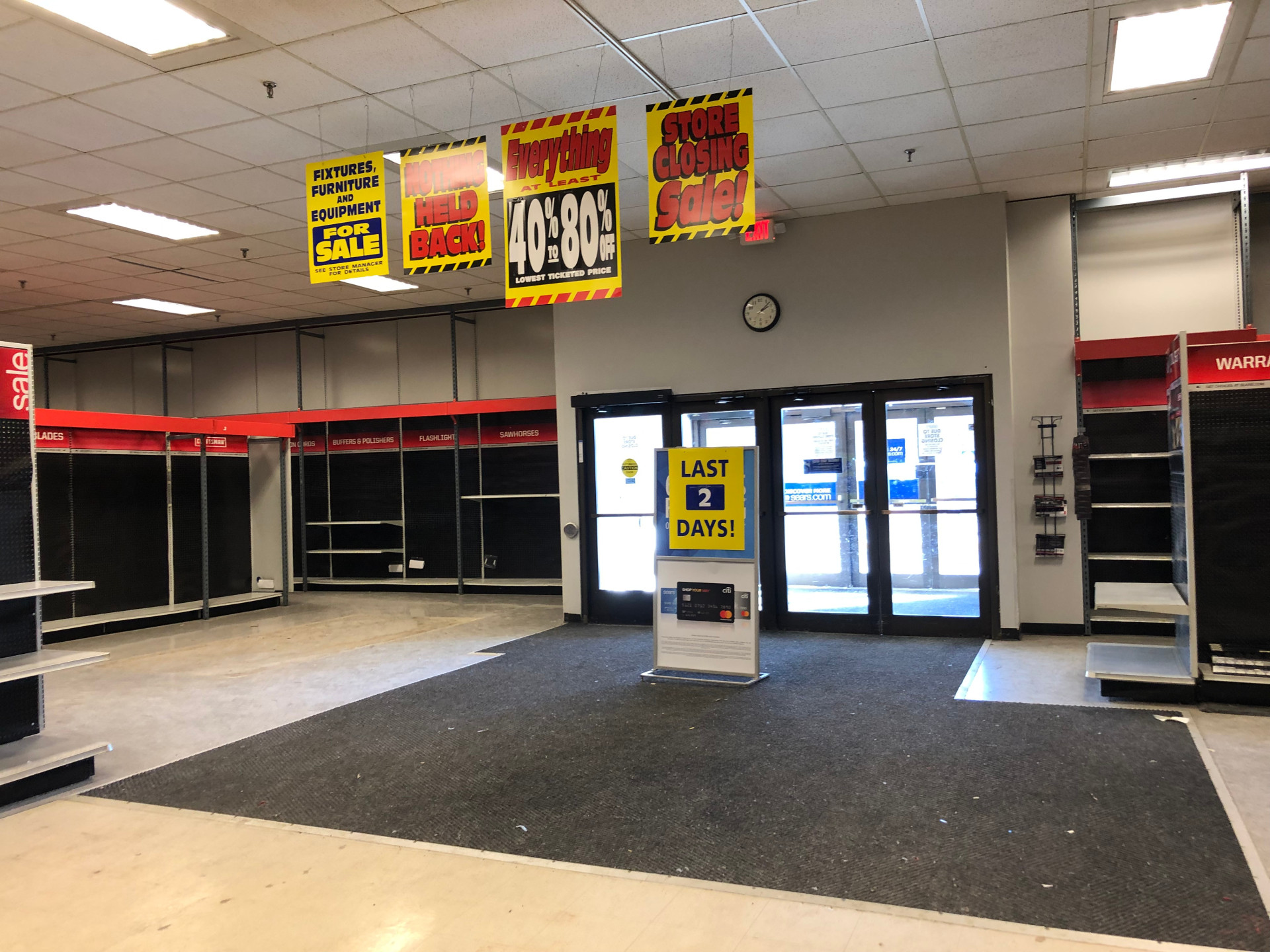 É capaz de visitar estes centros comerciais abandonados?