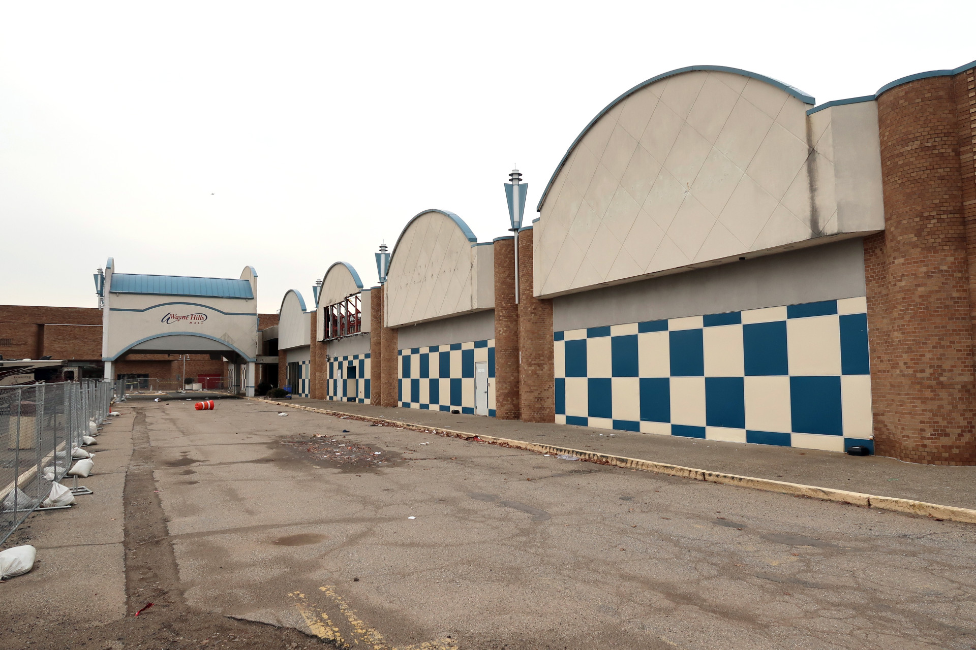 É capaz de visitar estes centros comerciais abandonados?