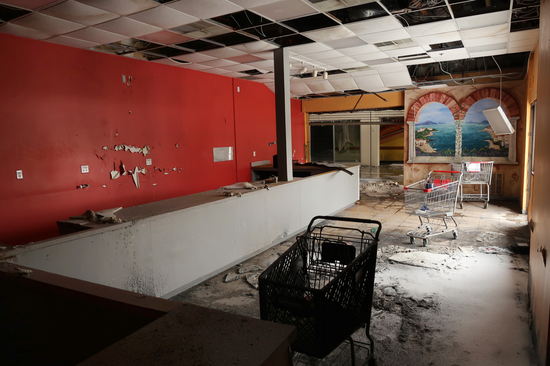 É capaz de visitar estes centros comerciais abandonados?