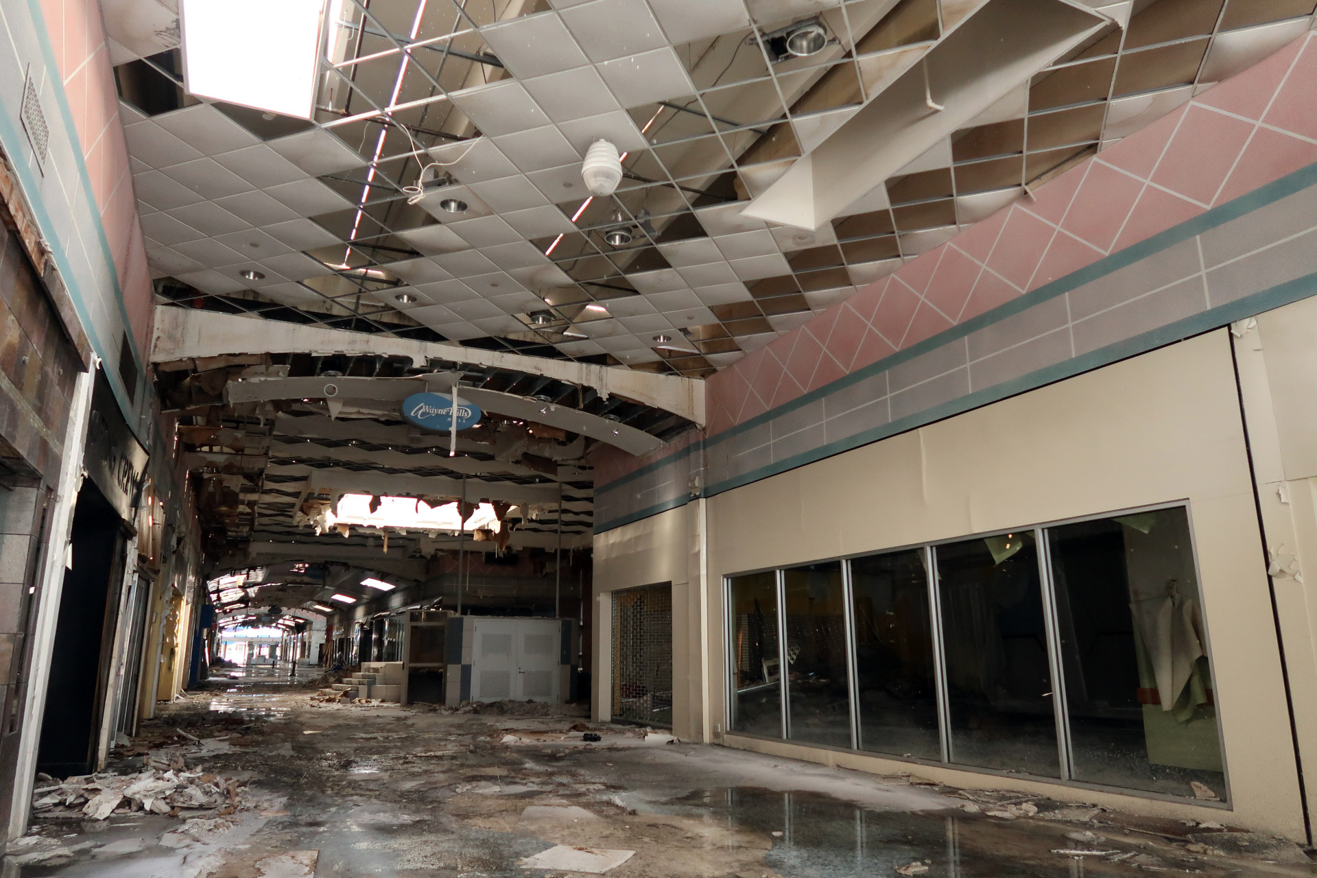 É capaz de visitar estes centros comerciais abandonados?