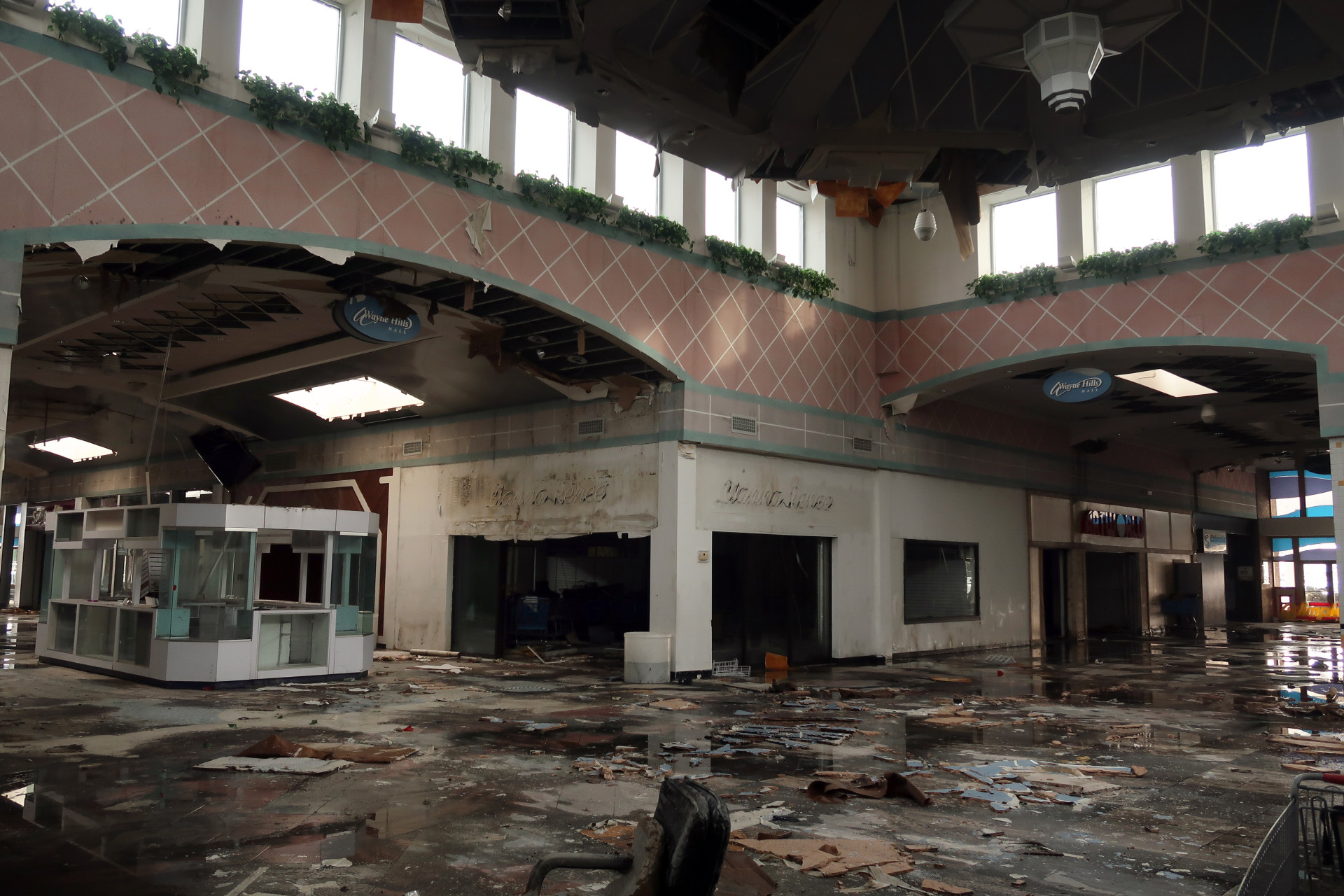 É capaz de visitar estes centros comerciais abandonados?