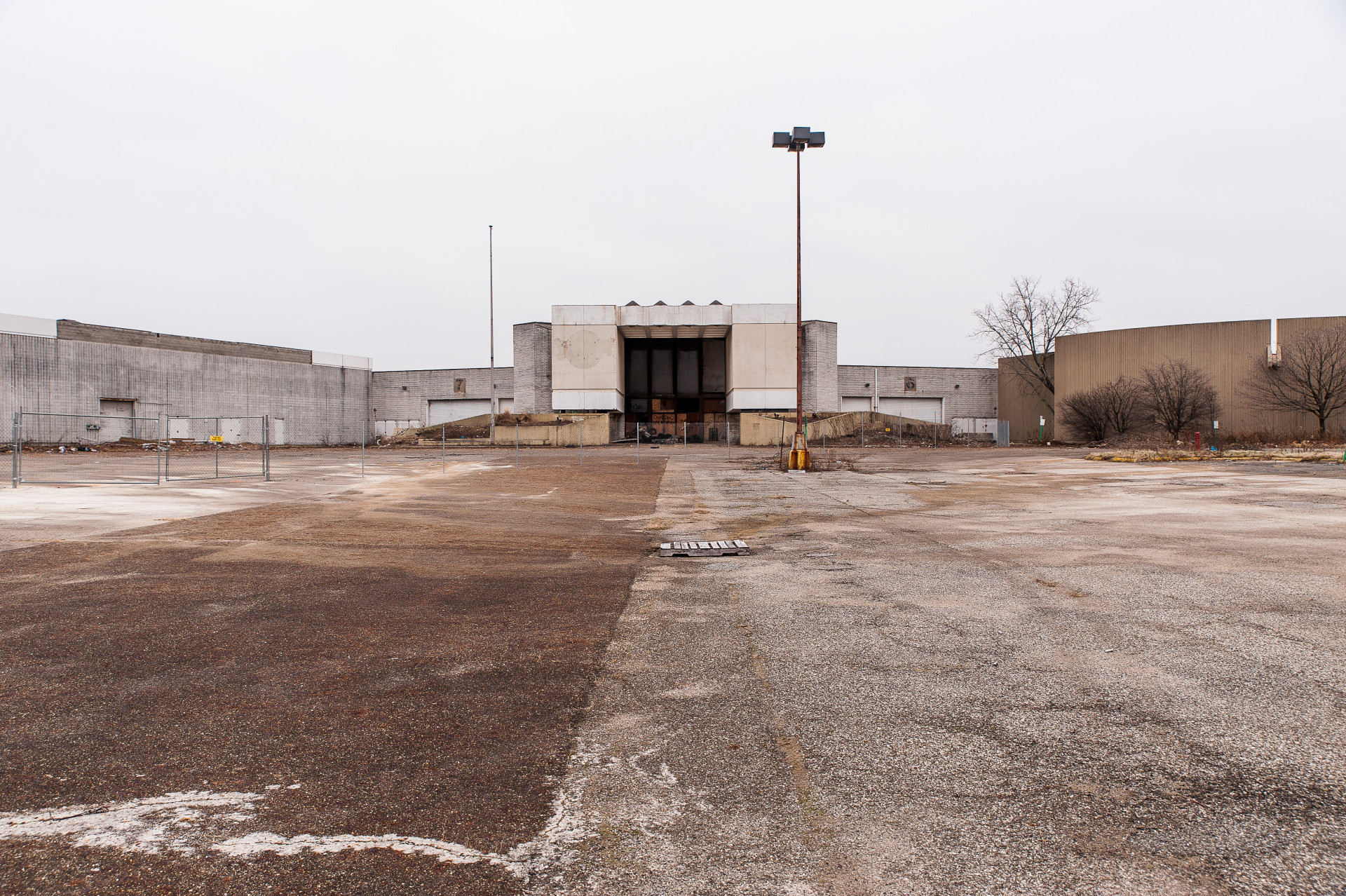 É capaz de visitar estes centros comerciais abandonados?