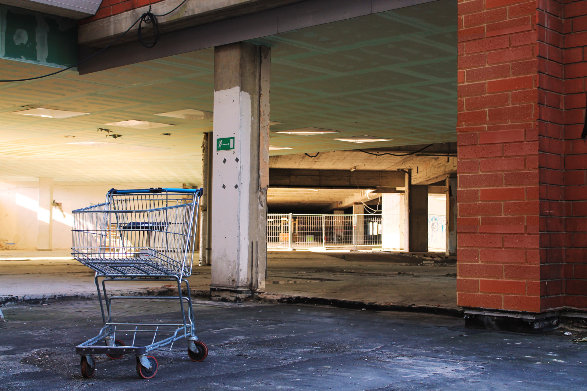 É capaz de visitar estes centros comerciais abandonados?