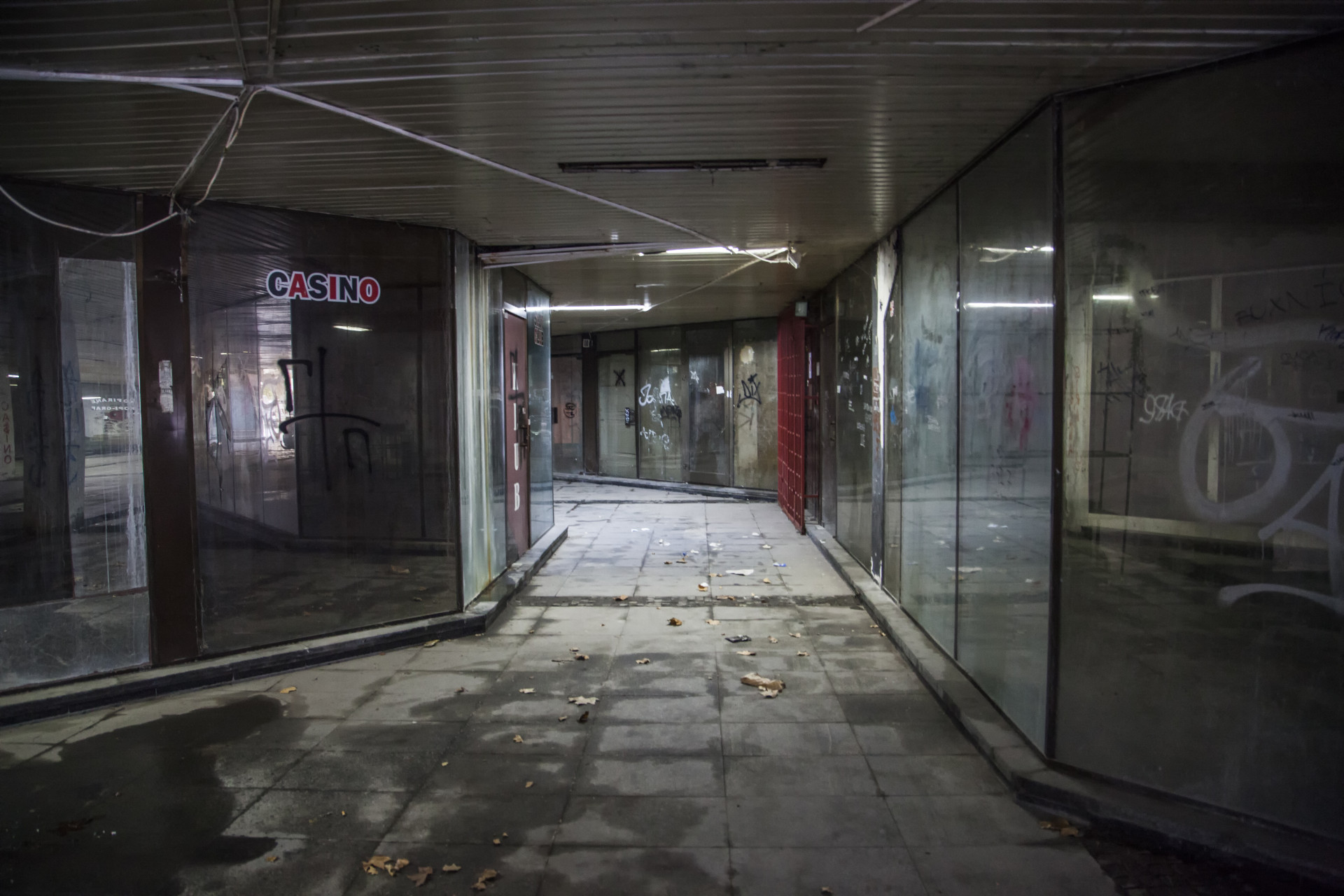 É capaz de visitar estes centros comerciais abandonados?