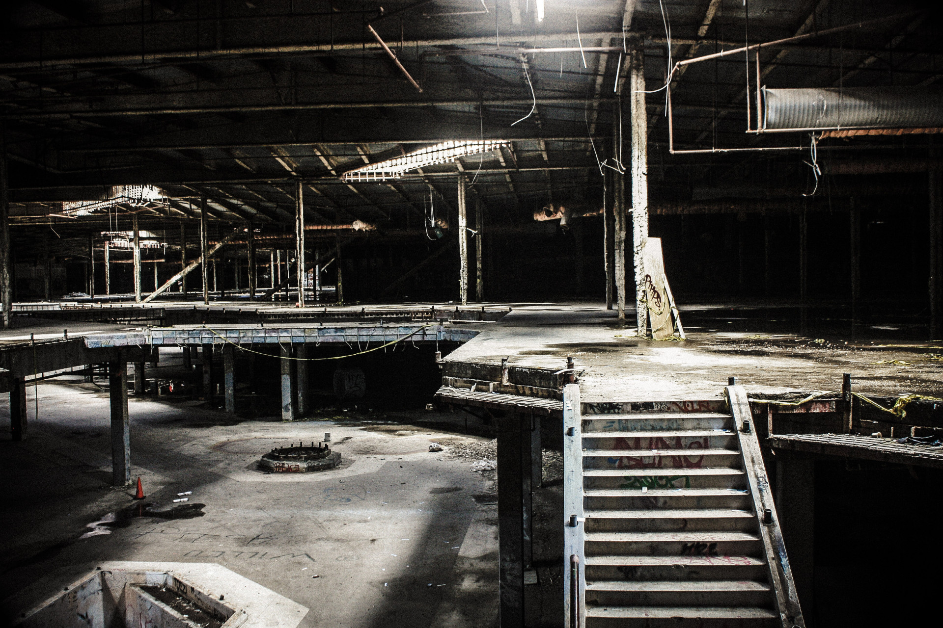 É capaz de visitar estes centros comerciais abandonados?