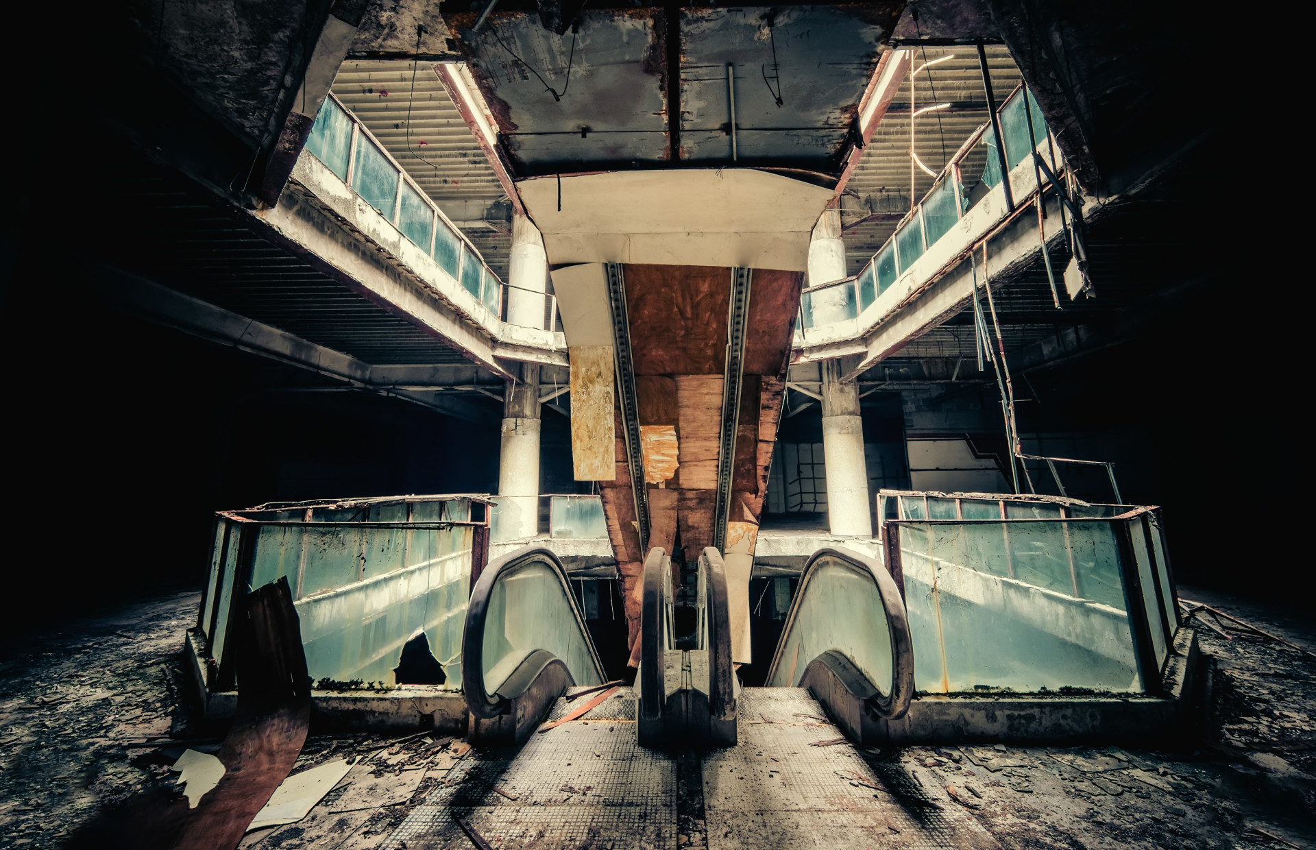 É capaz de visitar estes centros comerciais abandonados?