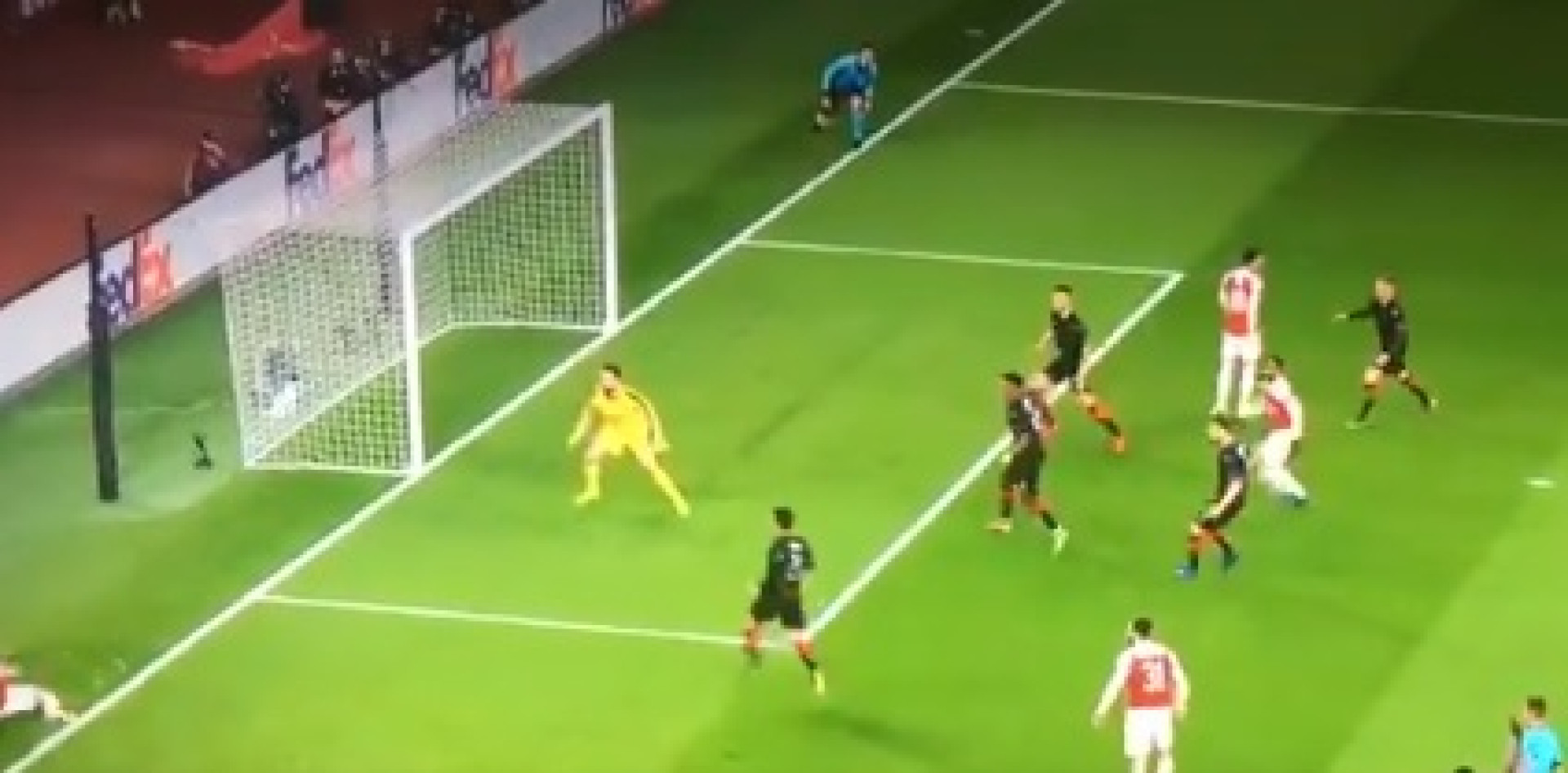 Insólito: Ozil virou as costas ao lance do segundo golo do Arsenal