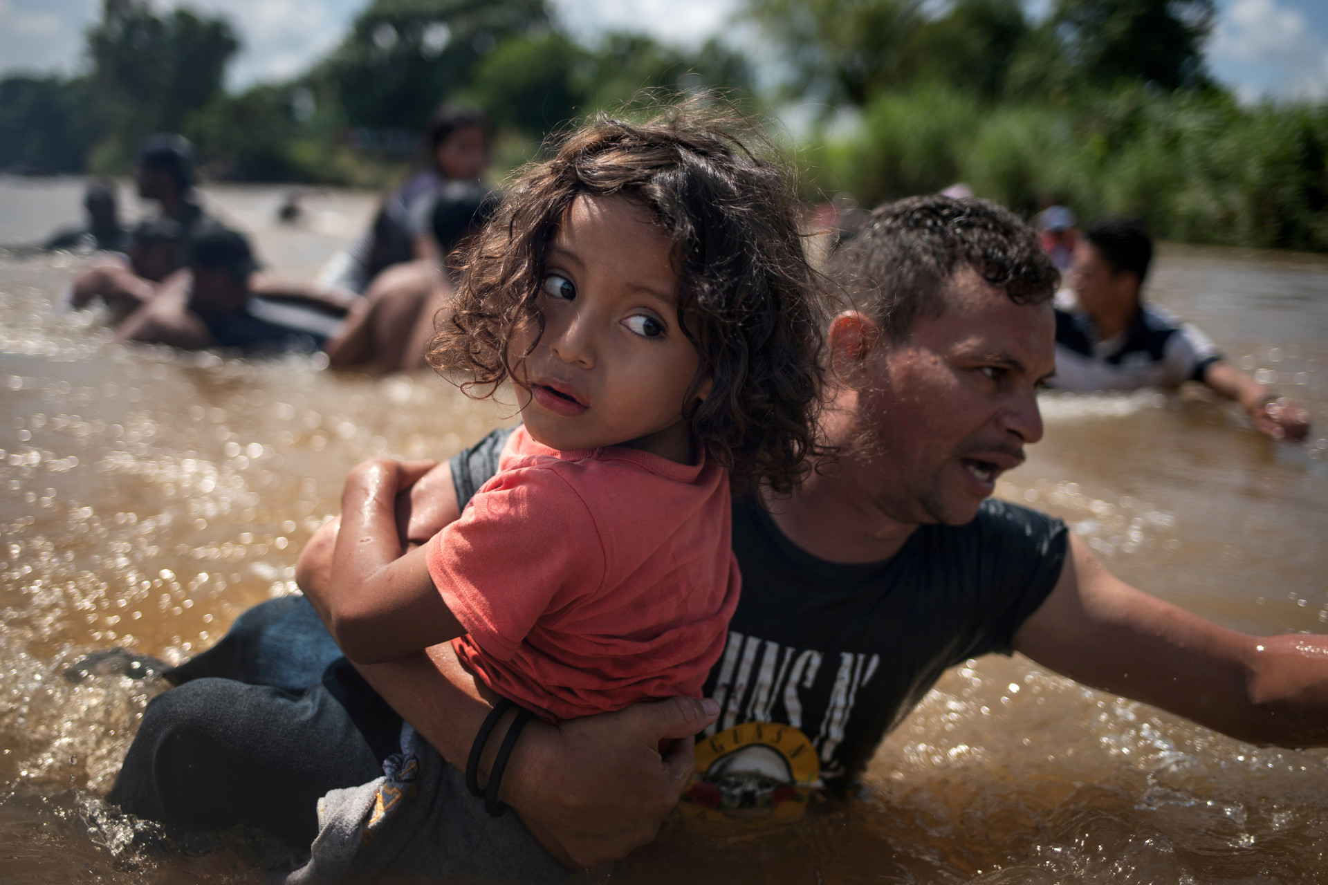 O sorriso e as lágrimas das crianças na travessia migratória rumo aos EUA