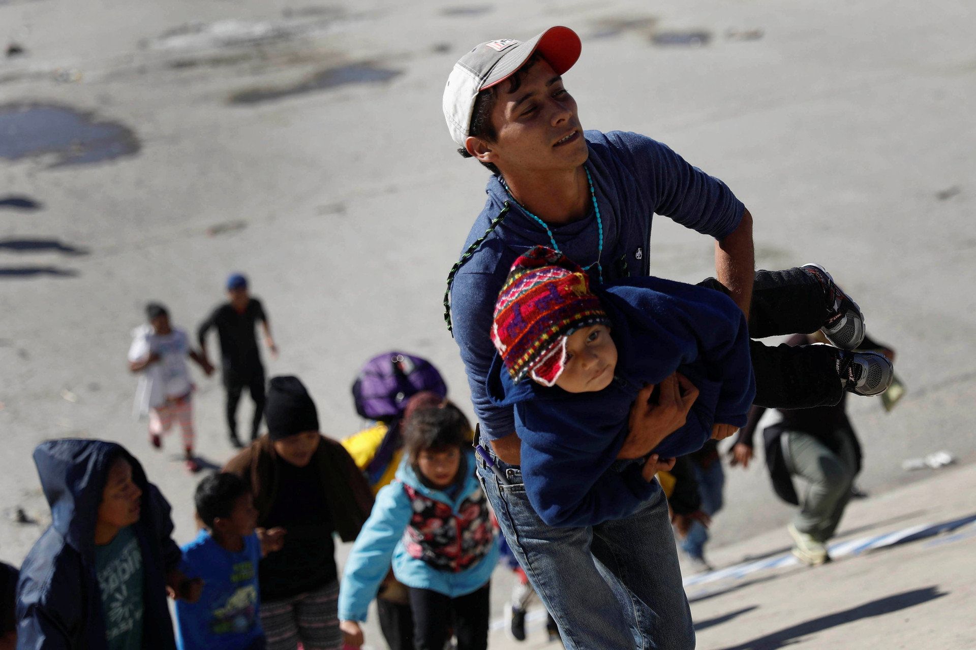 O sorriso e as lágrimas das crianças na travessia migratória rumo aos EUA