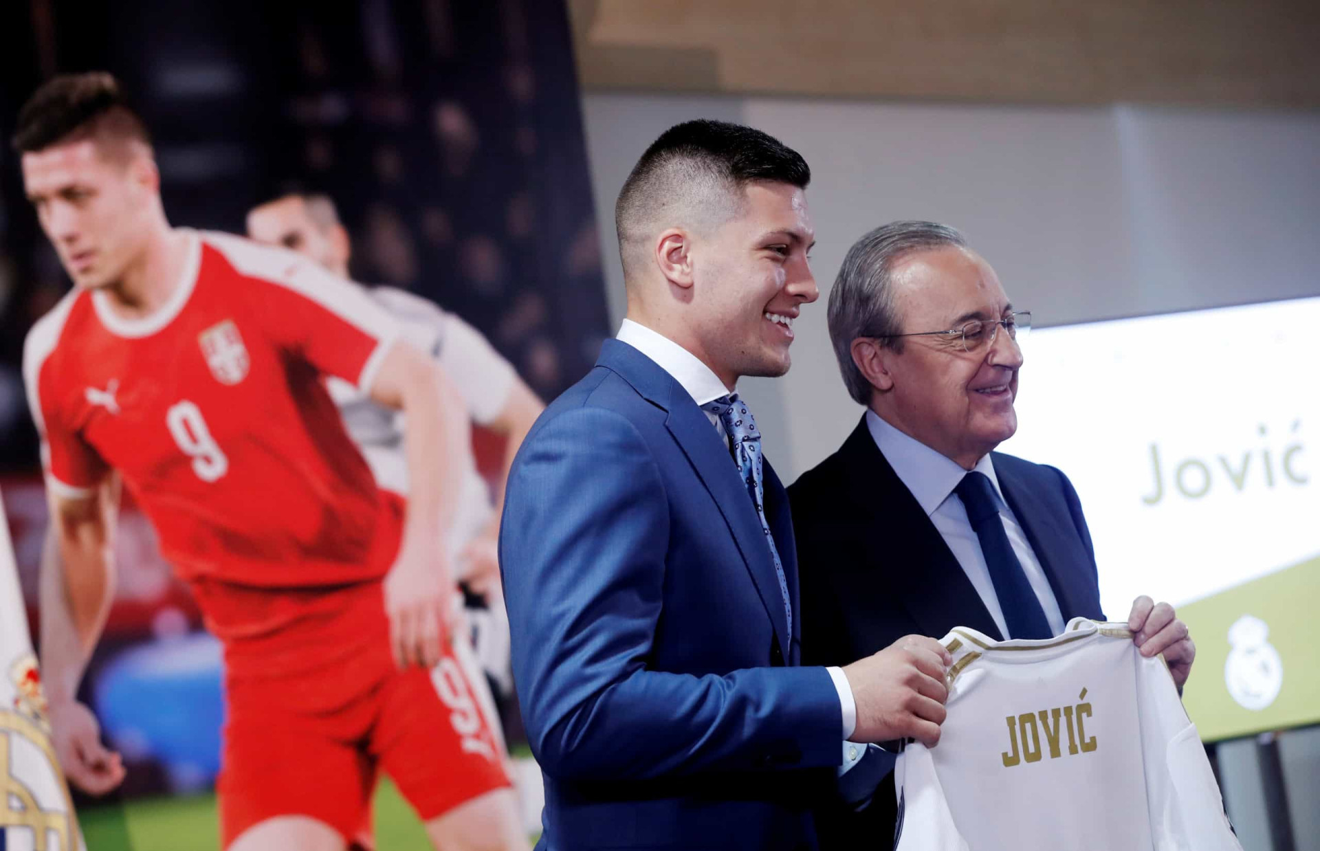 Há um português e um ex-dragão na lista das 10 transferências mais caras