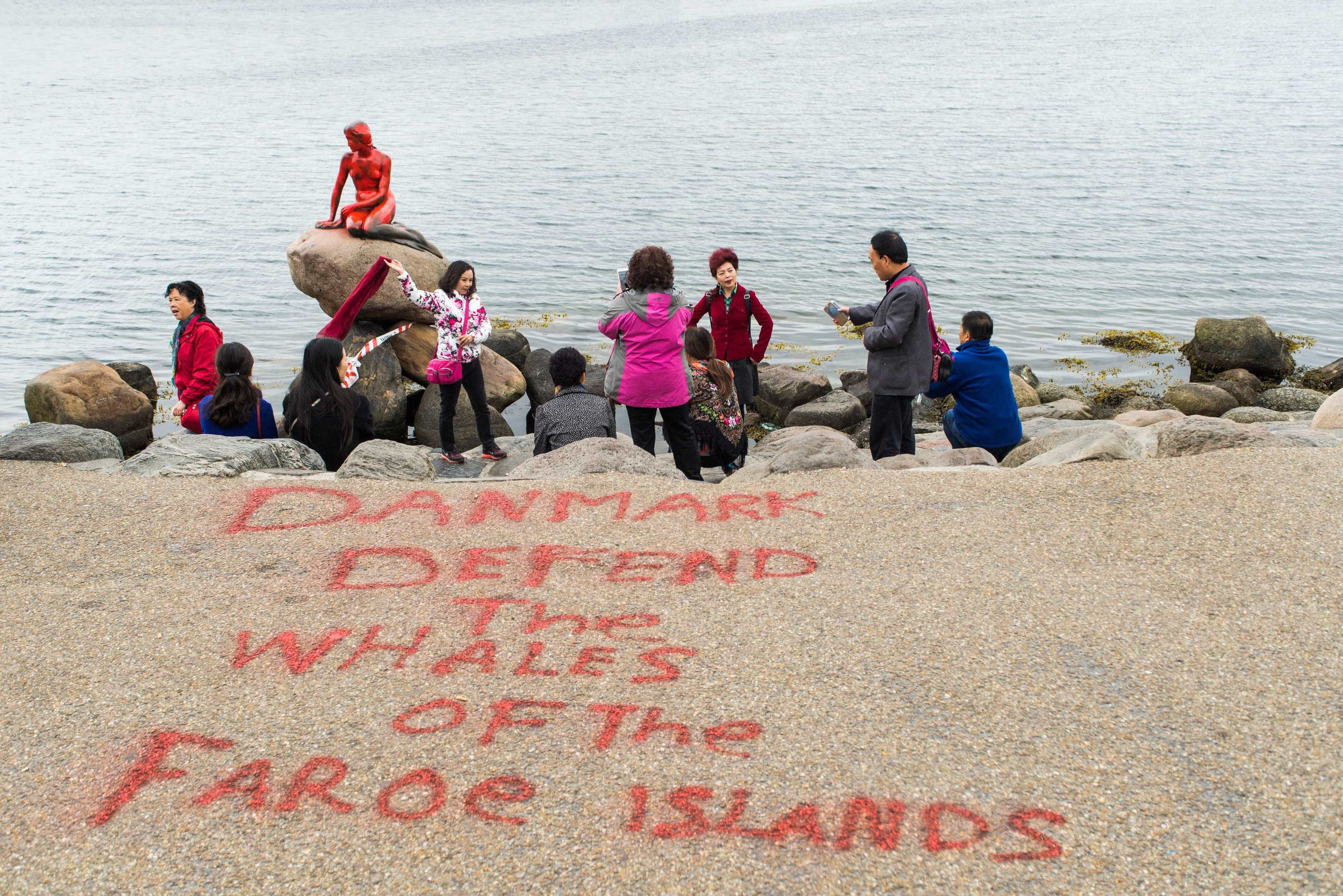 Famosa estátua da Pequena Sereia vandalizada em protesto